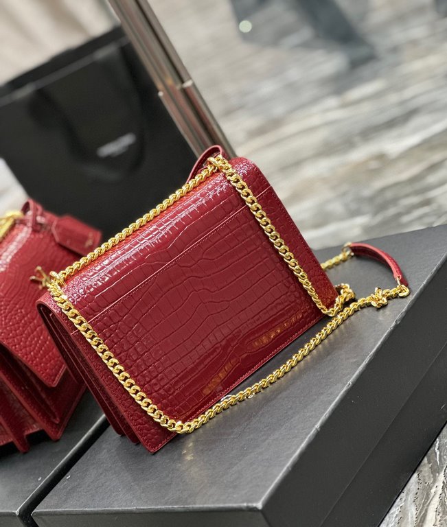 [In stock in seconds]              #Burgundy color with gold buckle #Unbeatable classic model crocodile print sunset bag! Out for such a long time the heat is still unabated, it can be seen that it is loved to an extraor