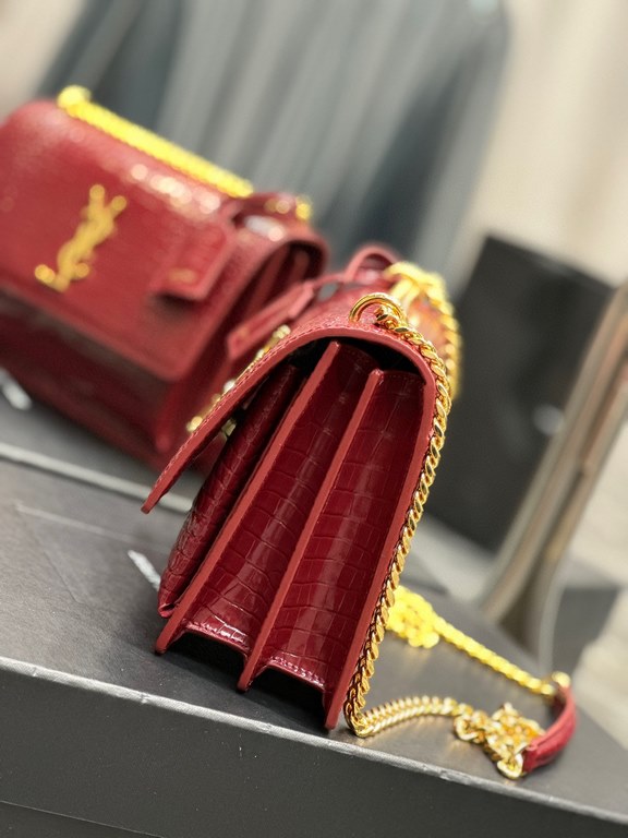 [In stock in seconds]              #Burgundy color with gold buckle #Unbeatable classic model crocodile print sunset bag! Out for such a long time the heat is still unabated, it can be seen that it is loved to an extraor