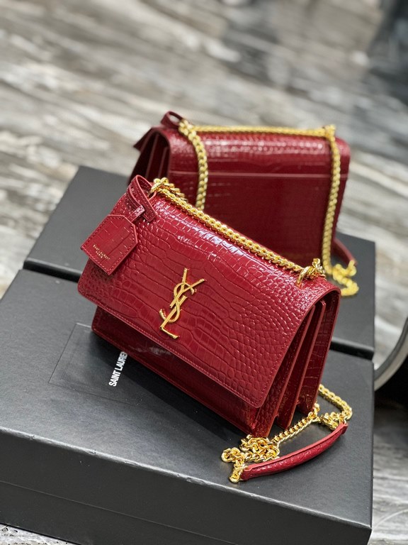 [In stock in seconds]              #Burgundy color with gold buckle #Unbeatable classic model crocodile print sunset bag! Out for such a long time the heat is still unabated, it can be seen that it is loved to an extraor