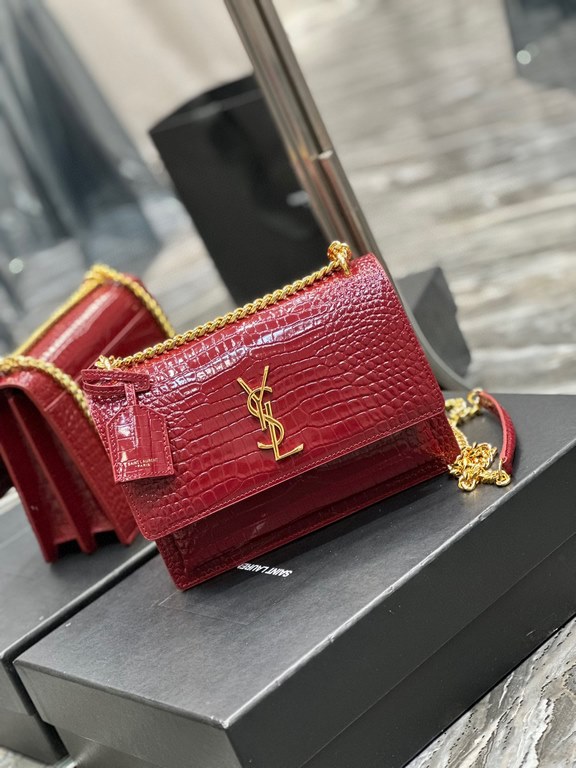 [In stock in seconds]              #Burgundy color with gold buckle #Unbeatable classic model crocodile print sunset bag! Out for such a long time the heat is still unabated, it can be seen that it is loved to an extraor