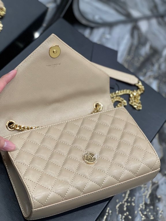 [In stock in seconds]#Envelope# Apricot Gold BuckleSmall grained embossed quilted grain leather envelope bagClassic is timeless, the beauty of the V grain quilted diamond caviar pattern, very wear-resistant, Italian cowh