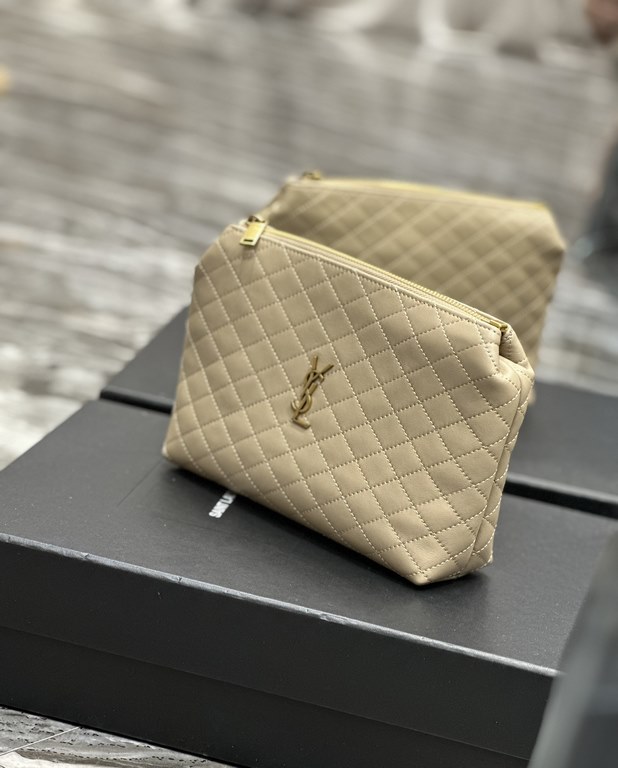 Gaby quilted cosmetic bagclutch _Simple and generousclean appearance at a glance is particularly handsome and cool!The whole bag inside and outside are carefully crafted with imported Italian lambskin, which is extremely