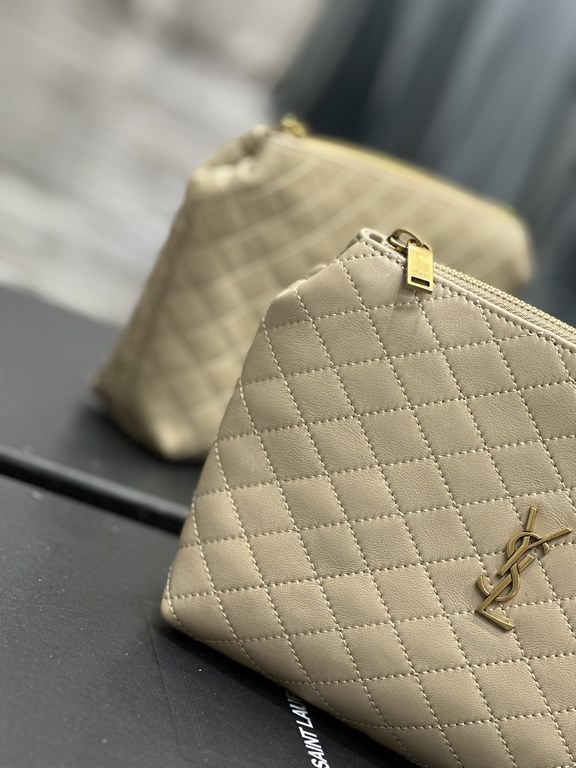 Gaby quilted cosmetic bagclutch _Simple and generousclean appearance at a glance is particularly handsome and cool!The whole bag inside and outside are carefully crafted with imported Italian lambskin, which is extremely