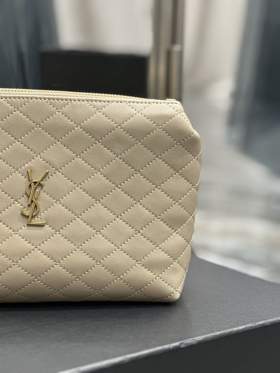 Gaby quilted cosmetic bagclutch _Simple and generousclean appearance at a glance is particularly handsome and cool!The whole bag inside and outside are carefully crafted with imported Italian lambskin, which is extremely