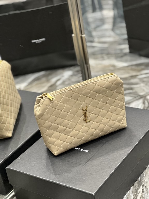 Gaby quilted cosmetic bagclutch _Simple and generousclean appearance at a glance is particularly handsome and cool!The whole bag inside and outside are carefully crafted with imported Italian lambskin, which is extremely