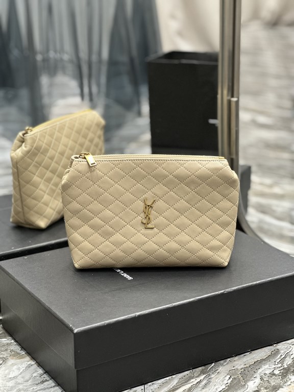 Gaby quilted cosmetic bagclutch _Simple and generousclean appearance at a glance is particularly handsome and cool!The whole bag inside and outside are carefully crafted with imported Italian lambskin, which is extremely