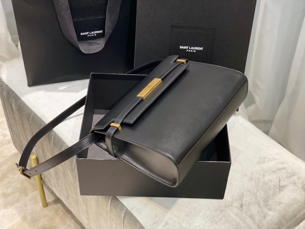 [In stock in seconds]            _Original LeatherManhattan 2020 latest bag type flap Manhattan baguette bag, a change from the previous classic logo, replaced by a low-key simple design style, it is a bit like the H fam