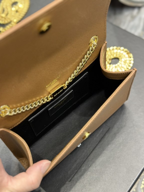 New color_caramel color with gold buckleKATE 20cm counter the latest size, never out of fashion style, classic wear caviar cowhide!Irresistible super charm, manpower must-have style!The 20cm is just the right size to car