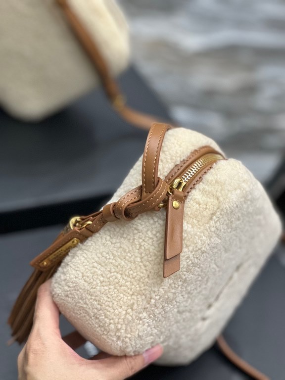 [In Stock Seconds]    camera bag_  lamb's wool with leatherTop imported Italian cowhide camera bag, purchased in Hong Kong zp open molded and typed to be exactly the same! Very delicate! Adjustable shoulder strap with fa