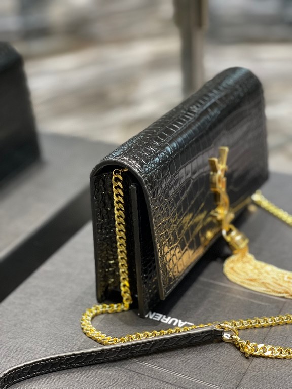 [In stock in seconds]              _ tassel chain bag, shoulder strap removable as a clutch, 6 card slots, 1 zippered coin pocket, a bill compartment... Shoulder strap length of 60cm, classic glossy crocodile embossed co