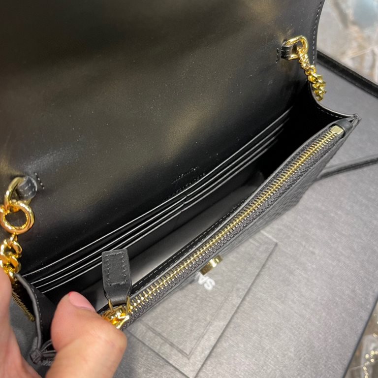 [In stock in seconds]              _ tassel chain bag, shoulder strap removable as a clutch, 6 card slots, 1 zippered coin pocket, a bill compartment... Shoulder strap length of 60cm, classic glossy crocodile embossed co