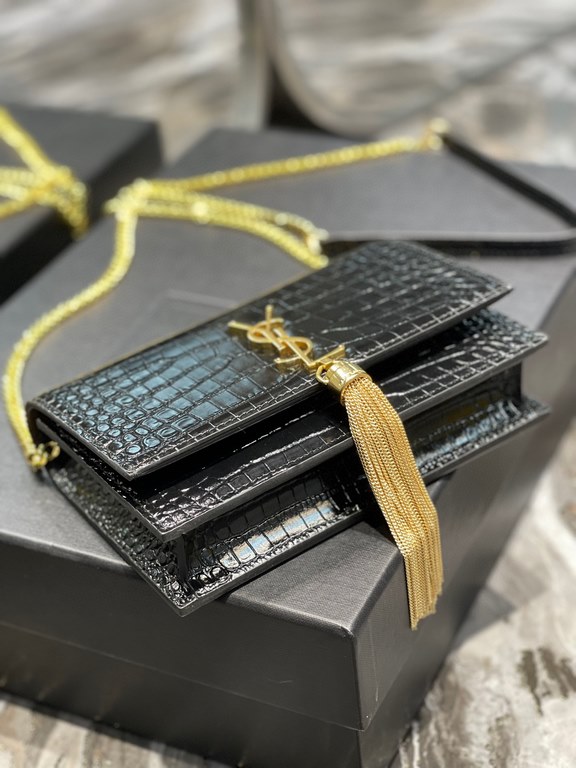 [In stock in seconds]              _ tassel chain bag, shoulder strap removable as a clutch, 6 card slots, 1 zippered coin pocket, a bill compartment... Shoulder strap length of 60cm, classic glossy crocodile embossed co