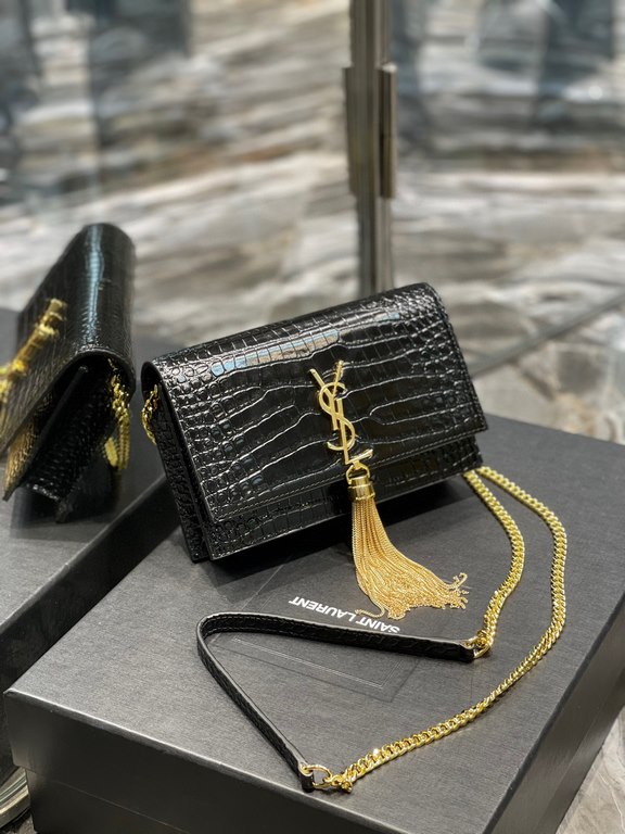 [In stock in seconds]              _ tassel chain bag, shoulder strap removable as a clutch, 6 card slots, 1 zippered coin pocket, a bill compartment... Shoulder strap length of 60cm, classic glossy crocodile embossed co