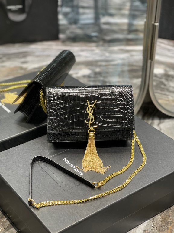 [In stock in seconds]              _ tassel chain bag, shoulder strap removable as a clutch, 6 card slots, 1 zippered coin pocket, a bill compartment... Shoulder strap length of 60cm, classic glossy crocodile embossed co