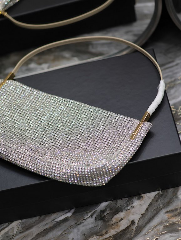 SUZANNE_Diamond BagIf you like diamonds, look over here. The blingbling has a great presence, and it comes with a kirakira filter, which is both fashionable and retro.Recommended for everyday styling, ordinary T can beco