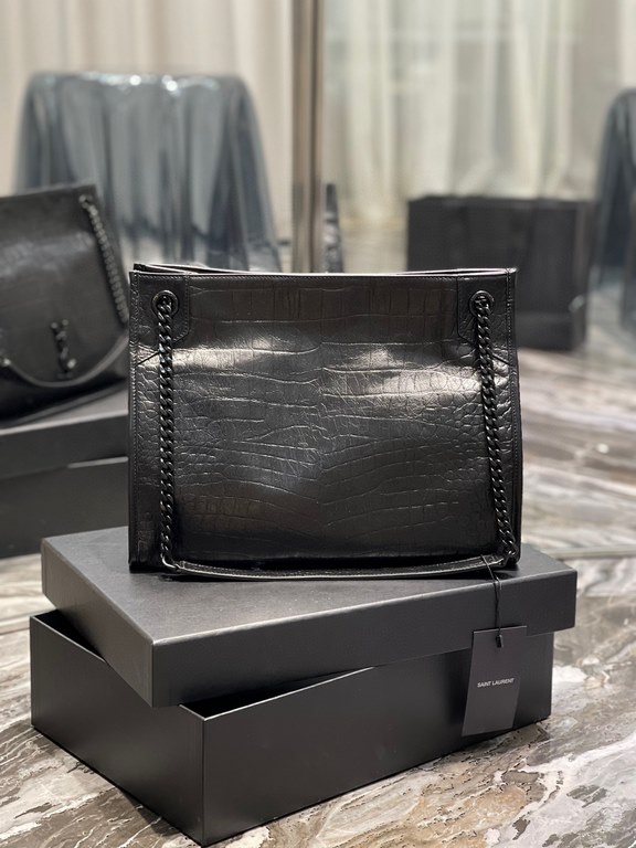 [In stock in seconds]                  _Medium-gloss crocodile print with black hardware for a cool look! There is a magnetic buckle in the middle of the bag, which guarantees the safety of the bag's use; Inside there is