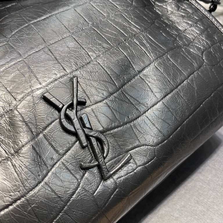 [In stock in seconds]                  _Medium-gloss crocodile print with black hardware for a cool look! There is a magnetic buckle in the middle of the bag, which guarantees the safety of the bag's use; Inside there is