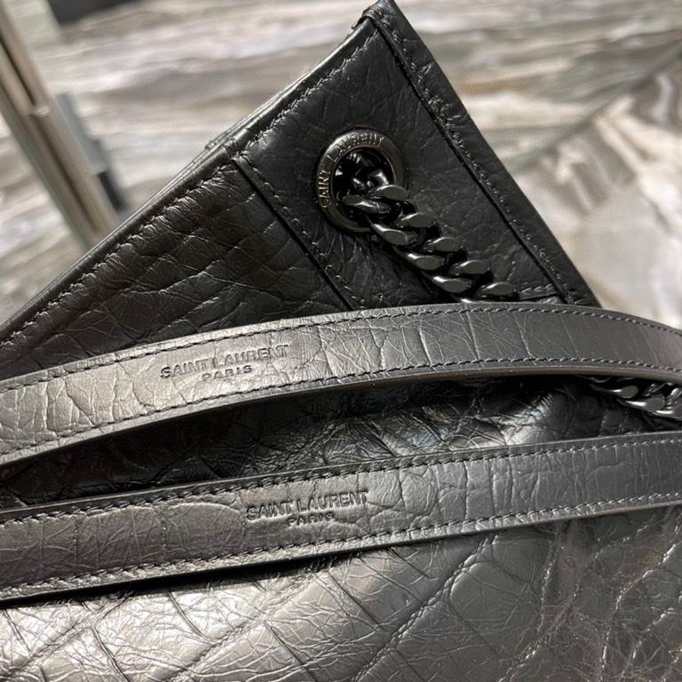 [In stock in seconds]                  _Medium-gloss crocodile print with black hardware for a cool look! There is a magnetic buckle in the middle of the bag, which guarantees the safety of the bag's use; Inside there is