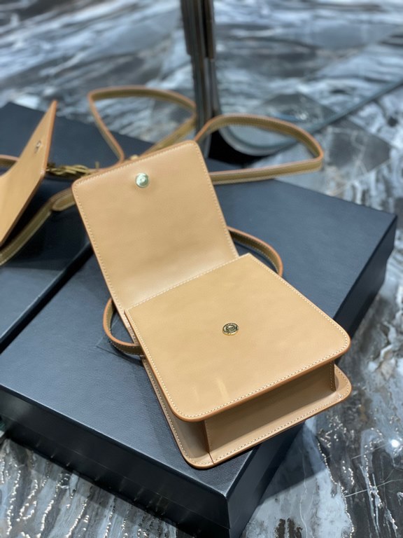 [In-stock seconds]        ]Introducing the new      collection of vertical shoulder bags, simple and     , in minimalist smooth vegetable tanned calf leather, the gold     logo clasp stands out! The unique look is vintag