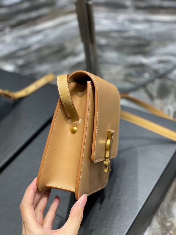 [In-stock seconds]        ]Introducing the new      collection of vertical shoulder bags, simple and     , in minimalist smooth vegetable tanned calf leather, the gold     logo clasp stands out! The unique look is vintag