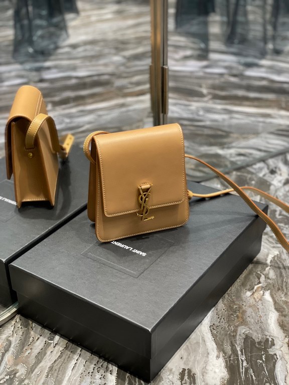 [In-stock seconds]        ]Introducing the new      collection of vertical shoulder bags, simple and     , in minimalist smooth vegetable tanned calf leather, the gold     logo clasp stands out! The unique look is vintag