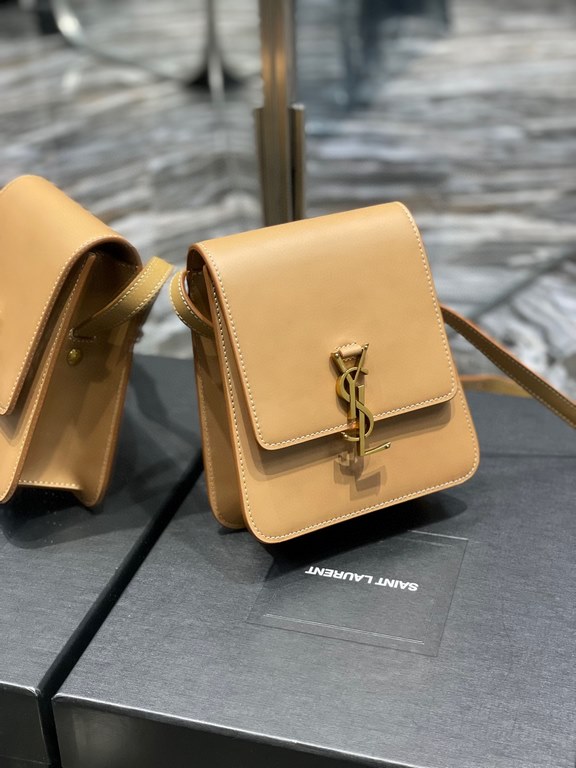 [In-stock seconds]        ]Introducing the new      collection of vertical shoulder bags, simple and     , in minimalist smooth vegetable tanned calf leather, the gold     logo clasp stands out! The unique look is vintag