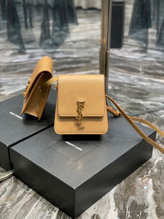 [In-stock seconds]        ]Introducing the new      collection of vertical shoulder bags, simple and     , in minimalist smooth vegetable tanned calf leather, the gold     logo clasp stands out! The unique look is vintag