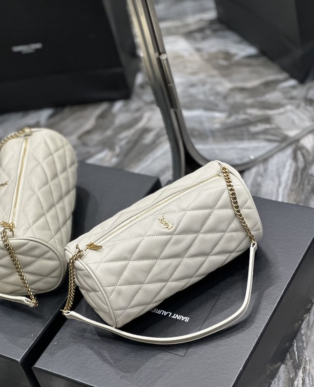 NEW SIZE_!  Fairies must get this cylinder bag!The new SADE Cylinder Bag is just too good looking, Italian lambskin feels soft and cozy. The whole bag is made of diamond pattern quilting process with the classic logo min