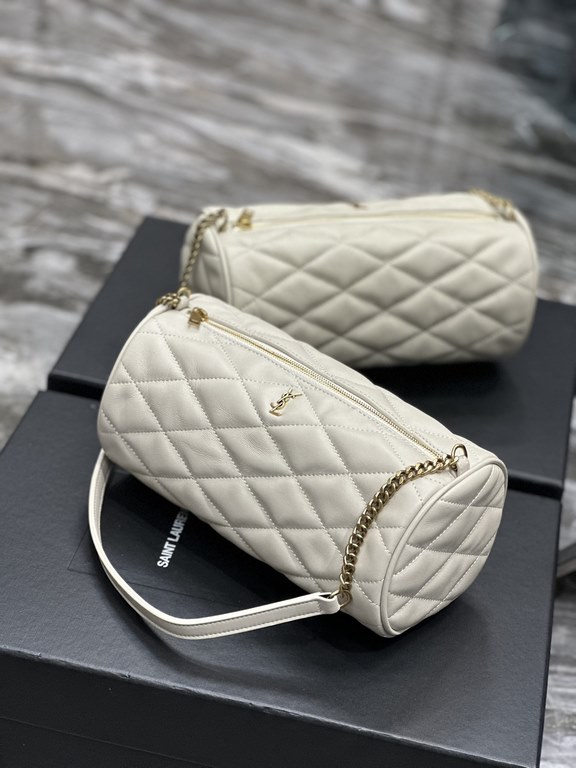 NEW SIZE_!  Fairies must get this cylinder bag!The new SADE Cylinder Bag is just too good looking, Italian lambskin feels soft and cozy. The whole bag is made of diamond pattern quilting process with the classic logo min