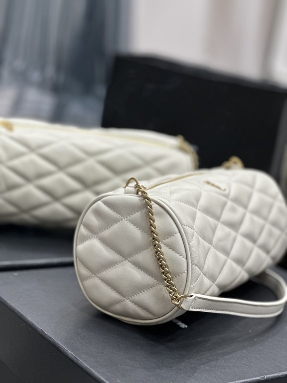 NEW SIZE_!  Fairies must get this cylinder bag!The new SADE Cylinder Bag is just too good looking, Italian lambskin feels soft and cozy. The whole bag is made of diamond pattern quilting process with the classic logo min