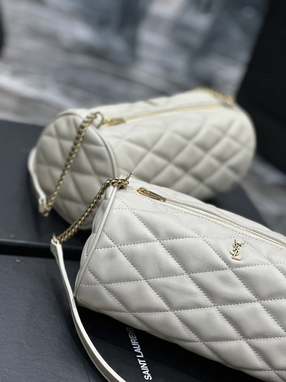 NEW SIZE_!  Fairies must get this cylinder bag!The new SADE Cylinder Bag is just too good looking, Italian lambskin feels soft and cozy. The whole bag is made of diamond pattern quilting process with the classic logo min