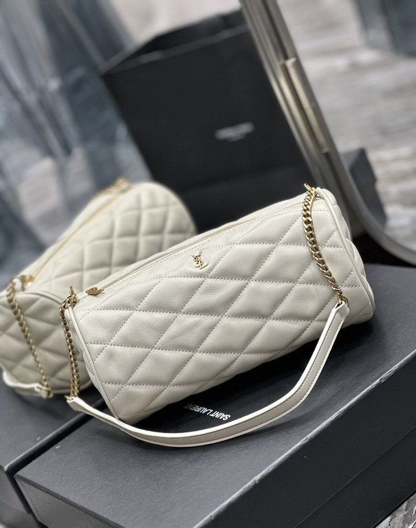 NEW SIZE_!  Fairies must get this cylinder bag!The new SADE Cylinder Bag is just too good looking, Italian lambskin feels soft and cozy. The whole bag is made of diamond pattern quilting process with the classic logo min