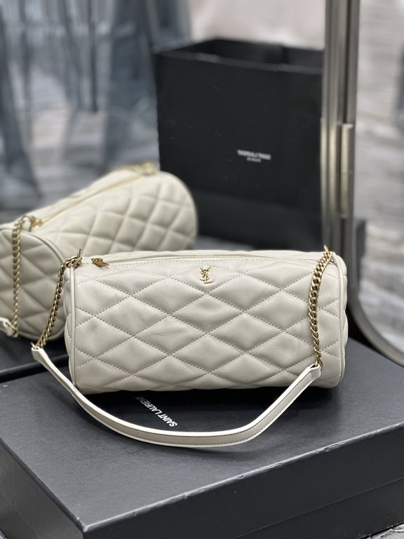 NEW SIZE_!  Fairies must get this cylinder bag!The new SADE Cylinder Bag is just too good looking, Italian lambskin feels soft and cozy. The whole bag is made of diamond pattern quilting process with the classic logo min