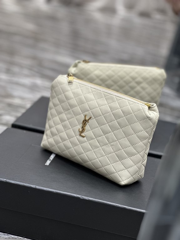 Gaby quilted cosmetic bagclutch _Simple and generousclean appearance at a glance is particularly handsome and cool!The whole bag inside and outside are carefully crafted with imported Italian lambskin, which is extremely