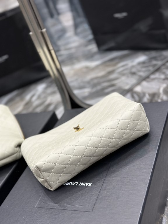 Gaby quilted cosmetic bagclutch _Simple and generousclean appearance at a glance is particularly handsome and cool!The whole bag inside and outside are carefully crafted with imported Italian lambskin, which is extremely