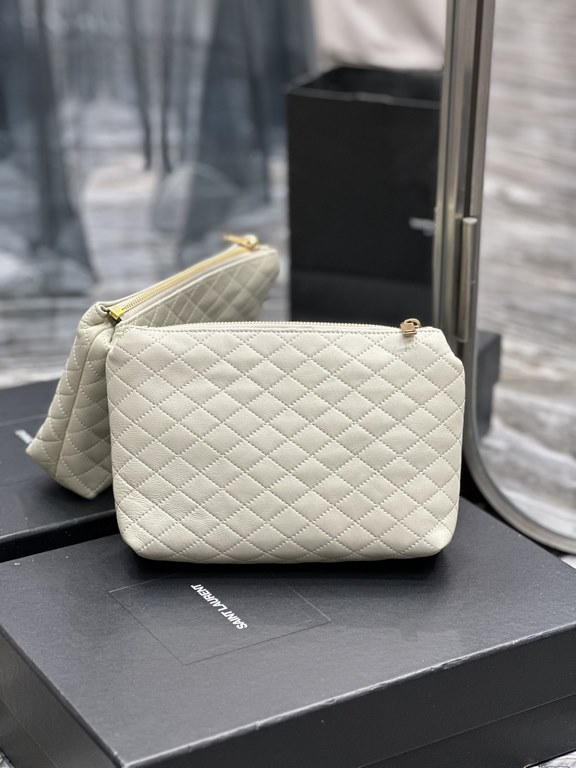 Gaby quilted cosmetic bagclutch _Simple and generousclean appearance at a glance is particularly handsome and cool!The whole bag inside and outside are carefully crafted with imported Italian lambskin, which is extremely