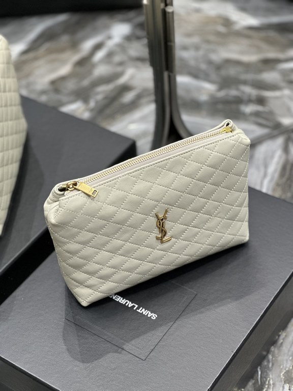 Gaby quilted cosmetic bagclutch _Simple and generousclean appearance at a glance is particularly handsome and cool!The whole bag inside and outside are carefully crafted with imported Italian lambskin, which is extremely