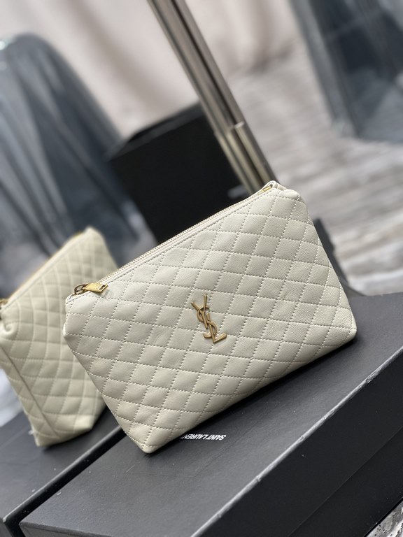 Gaby quilted cosmetic bagclutch _Simple and generousclean appearance at a glance is particularly handsome and cool!The whole bag inside and outside are carefully crafted with imported Italian lambskin, which is extremely