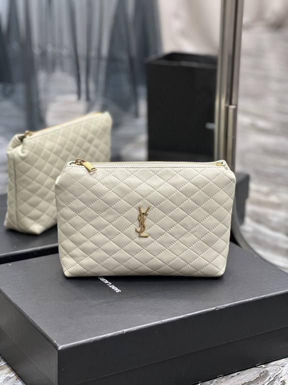 Gaby quilted cosmetic bagclutch _Simple and generousclean appearance at a glance is particularly handsome and cool!The whole bag inside and outside are carefully crafted with imported Italian lambskin, which is extremely