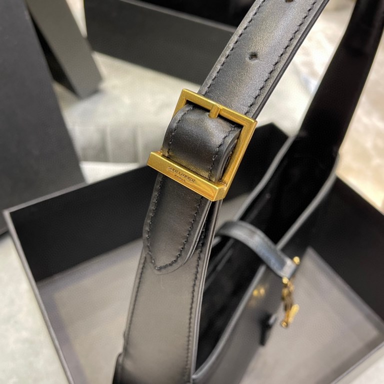 [In stock in seconds]Original Leather2021 spring and summer new underarm bag Le5A7 BagStrongly recommend   one of the treasure bags this year! Minimalist shape   metal logo Buckle closure design Adjustable shoulder strap