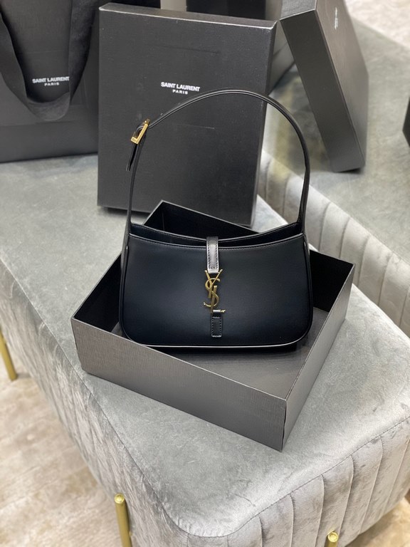 [In stock in seconds]Original Leather2021 spring and summer new underarm bag Le5A7 BagStrongly recommend   one of the treasure bags this year! Minimalist shape   metal logo Buckle closure design Adjustable shoulder strap