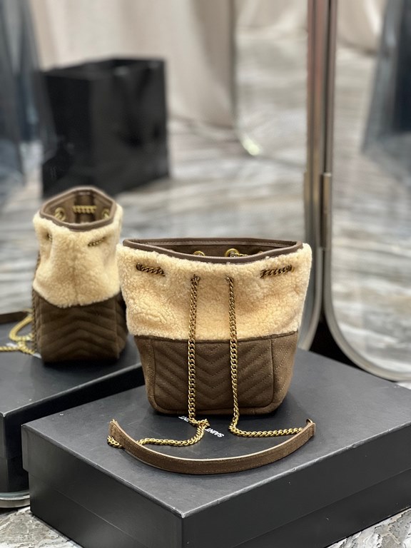 [Spot Seconds]JOE_Counter latest V-shaped quilted mini bucket bag new arrival! It is the little cutie that can be held in the palm of your hand! Imported Italian frosted leather carefully sewn, with lamb wool, feel soft 