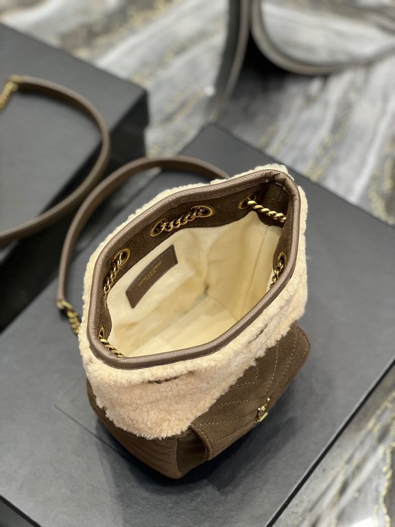 [Spot Seconds]JOE_Counter latest V-shaped quilted mini bucket bag new arrival! It is the little cutie that can be held in the palm of your hand! Imported Italian frosted leather carefully sewn, with lamb wool, feel soft 