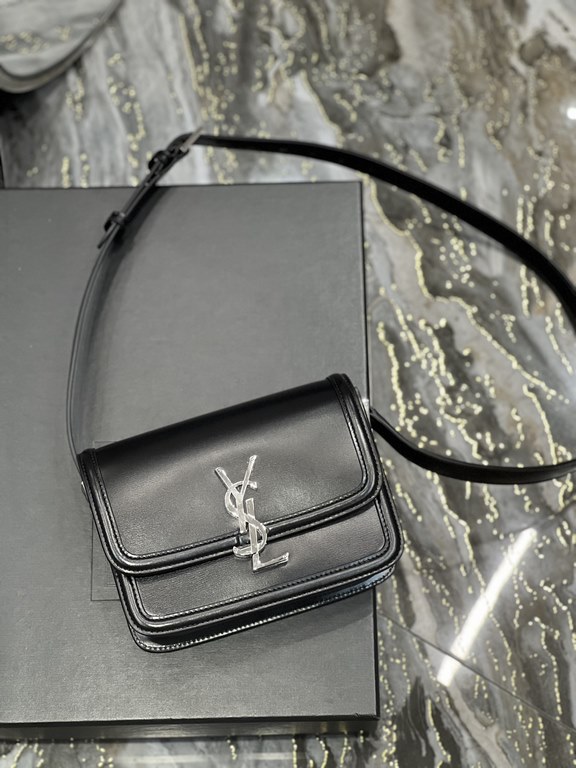 ]Black with Silver Buckle_19cmMust fire models, not yet listed on the attack on the entire fashion circle, nostalgic left bank, inspired by the Paris left bank street name Rue De Solferino for the name! The bag is made o