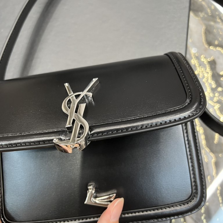 ]Black with Silver Buckle_19cmMust fire models, not yet listed on the attack on the entire fashion circle, nostalgic left bank, inspired by the Paris left bank street name Rue De Solferino for the name! The bag is made o