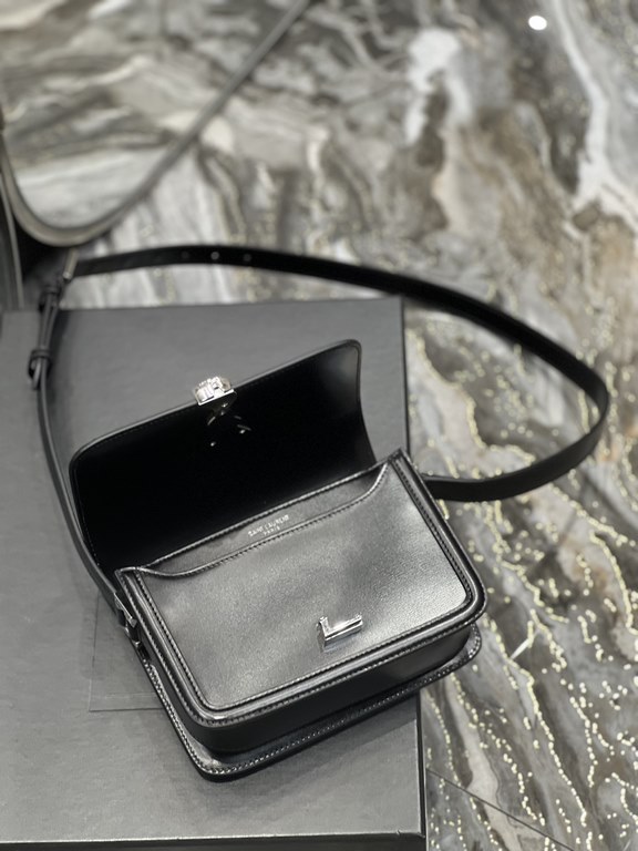 ]Black with Silver Buckle_19cmMust fire models, not yet listed on the attack on the entire fashion circle, nostalgic left bank, inspired by the Paris left bank street name Rue De Solferino for the name! The bag is made o