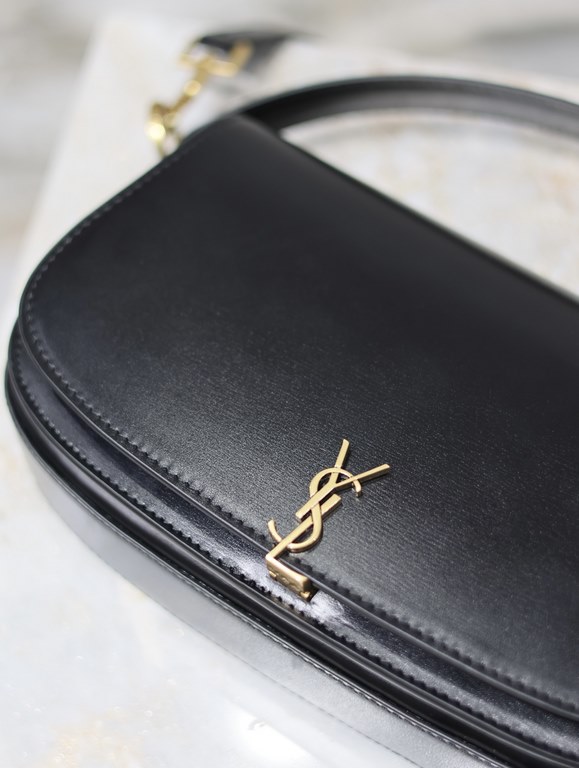 VOLTAIRE_Crossbody BagThe name comes from Voltaire, the French writer and philosopher who advocated freedom and liberty during the 18th century Age of Enlightenment. The entire bag is made of top quality luxury box calf 