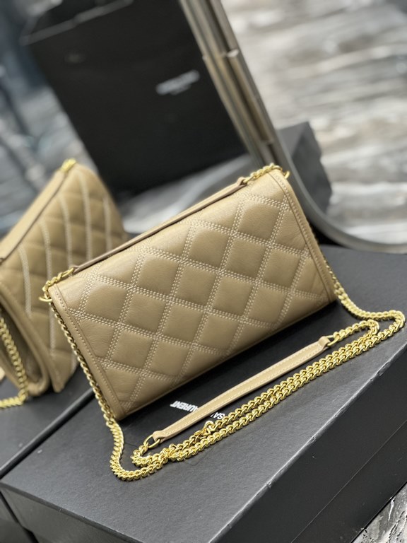 Becky_22.5cm Almond#Becky Diamond Quilted Lambskin Chain BagThis is one of the most beautiful bags from the Love at First Sight collection! The diamond-shaped quilted pattern exudes a diamond-like glamor! The gold Y logo