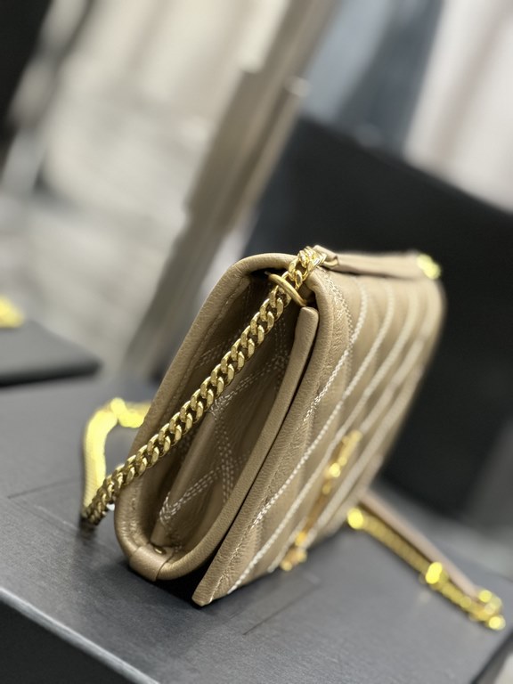 Becky_22.5cm Almond#Becky Diamond Quilted Lambskin Chain BagThis is one of the most beautiful bags from the Love at First Sight collection! The diamond-shaped quilted pattern exudes a diamond-like glamor! The gold Y logo