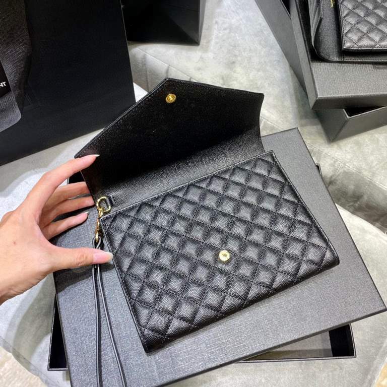 [In-stock seconds]        _ Caviar Clutch with Removable Wrist Strap, Wearable Caviar Pattern. 100% imported calf leather, grosgrain lining, flat pocket inside the bag! A must-have item for going out! Very, very versatil